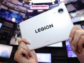 De binnenkort te verschijnen Legion Y700 Infinite zal naar verwachting worden uitgerust met de Snapdragon 8 Elite Gen 5 Leading Version. Afgebeeld: de witte uitvoering van de tablet.