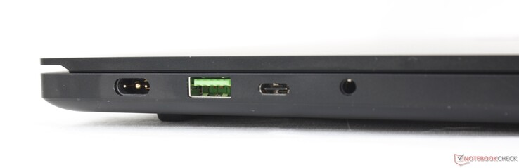 Links: AC-adapter, USB-A 3.2 Gen. 2, USB-C 3.2 Gen. 2 met DisplayPort 1.4 en Power Delivery, 3,5 mm combo audio