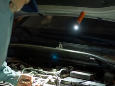 De Olight ArkPro Ultra kan met behulp van zijn magnetische achterkant aan stalen oppervlakken worden bevestigd.