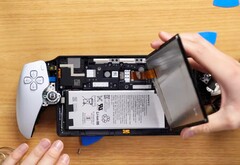 PlayStation Portal maakt het vervangen van batterijen onnodig ingewikkeld. (Afbeelding: Jacob R, YouTube)
