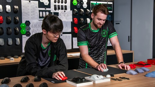 Faker en NiKo testen Razer Viper V4 Pro