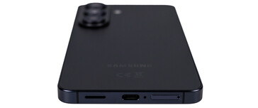 Onderkant: Luidsprekers, USB, microfoon, SIM