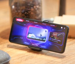 De Asus ROG Phone 5s Pro is uitgerust met een 144 Hz AMOLED. (Bron: Stuff.tv)