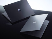 De Surface Laptop Ultra in de kleuren Platinum en Dark Steel/Nightfall.