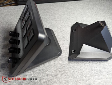 Vervang de standaard standaard (links) door de XLR Dock (rechts)