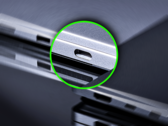 De Surface Laptop Ultra heeft een nieuwe, extra grote USB-C poort.