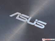 Het Asus logo in geborsteld aluminium: