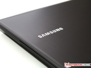 ...zoals het Samsung logo op het schermcover.