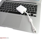 Een DisplayPort adapter wordt niet meegeleverd. Accessoires van third-party fabrikanten zijn vaak goedkoper dan die van Apple.