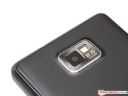 Naast een 8,0 megapixels camera met LED flits...