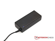 De adapter van de notebook is vrij klein.