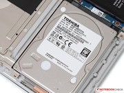 De 2,5 inch baai is gevuld met een Toshiba hybride HDD met SSD cache.