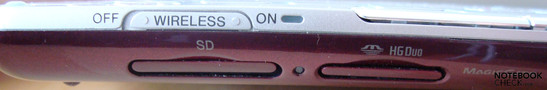 Voorkant: WLAN schakelaar, SD kaartlezer, dubbele memory stick