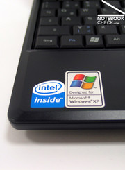 De Eee 900 heeft een Celeron CPU van Intel, die instaat voor de prestaties, met een kloksnelheid van 900 MHz, en zelfs snel genoeg is om Windows XP te draaien.