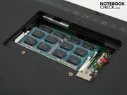 Covers bieden toegang tot de DDR3 RAM modules (2 slots)...