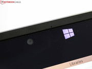 Een helderheidssensor zit tussen de webcam en de Windows knop (aan beide kanten)