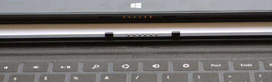 Touch Cover en Type Cover klikken magnetisch vast aan de onderkant van de tablet.