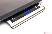 De tablet is slechts 8,9 mm dik en weegt maar 603 gram.