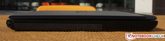 Links: Koptelefoonaansluiting en DVD speler