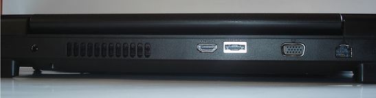 Achterkant: stroomaansluiting, HDMI, eSATA, VGA, LAN, Kensington slot