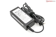 Een 60 Watt AC adapter is een van de weinige meegeleverde artikelen.