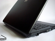 De behuizing is identiek aan de behuizing van de HP Compaq 6730s, de Intel versie van deze laptop.