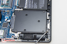 De SSD is vastgemaakt met 4 Philips-schroeven.