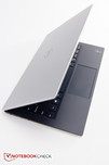 De XPS 13 Non-Touch is een fraaie Ultrabook van zowel boven...
