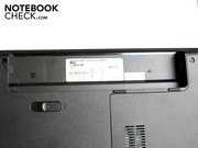 Dell stopt de Windows licentie netjes weg onder de batterij.