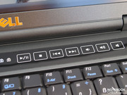 Drukgevoelige multimedia knoppen zitten boven het toetsenbord.