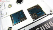 Slots voor de micro-SD- en SIM-kaarten zitten ook onder de cover.