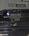 Het SIM-kaartslot bevindt zich in het batterij-compartiment.