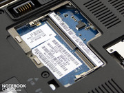 De ingebouwde 2048 MB DDR3 module kan dat echter niet. Deze bevind zich onder de bodemplaat. Plaatje: het vrije RAM-slot voor uitbreiding naar 4096 of meer MB.