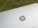 Het opvallende logo van HP op de achterkant is uitgevoerd in pianolak.