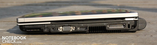 Rechts: ExpressCard/34, kaartlezer, FireWire, audio/mic combi, VGA, Display Poort, docking poort, Kensington slot