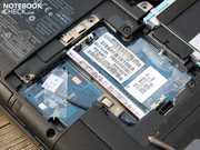 De 160GB Toshiba harde schijf wordt beschermd door rubberen kussentjes.
