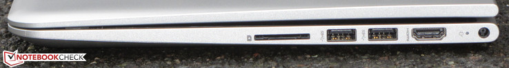 Rechterkant: SD kaartlezer, 2x USB 3.0 (Type-A), HDMI, stroomaansluiting