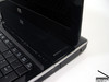 De rubbere beschermingen zijn een beetje klein, en kunnen niet voorkomen dat het scherm beweegt en de basis van de laptop bekrast.