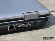 De 6540b biedt aansluitingen aan de achterkant. De forse VGA en Ethernet kabels komen hierdoor niet in de weg wanneer een muis gebruikt wordt.