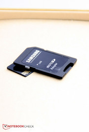 Een microSD kaart en adapter worden meegeleverd.