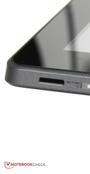 Aangezien het micro-SD-slot zich bevindt aan de onderkant van de tablet, moet het hele toestel omgedraaid worden om deze te bereiken.