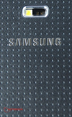Het design is vergelijkbaar met dat van de Galaxy S5 en de achterzijde is wederom voorzien van een textuur.