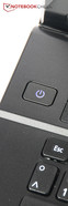 Het schuine oppervlak boven het toetsenbord en de blauwe aan/uit-knop zijn ook mooie elementen.