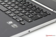 Chiclet-stijl toetsenbord met verlichting en een groot touchpad.