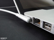 De MagSafe-voedingaansluiting maakt gebruik zoals gewoonlijk makkelijk.