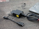 De kleine voeding weegt maar 97 gram, inclusief de USB-kabel.