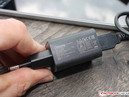 Hij levert 10 Watt, wat zelfs voor de zuinige tablet wat aan de krappe kant is.