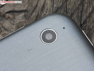 De hoofdcamera schiet 1920 x 2560 pixls; kleur, focus en details zijn prima bij daglicht.