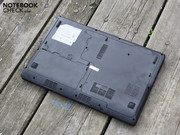 De 2.4 kilo wegende notebook heeft een acceptabele, maar niet opvallend stevige behuizing.