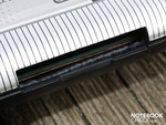 ExpressCard slot met een scherpe rand en een kabel erachter